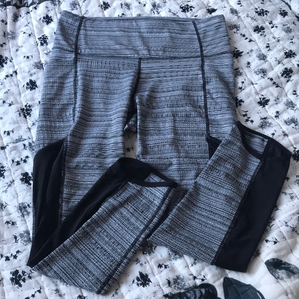 ⭐️Athleta jacquard mesh capri leggings